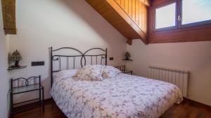 - une chambre avec un lit et un plafond en bois dans l'établissement Ca la Teresa, à Ribera de Montardit