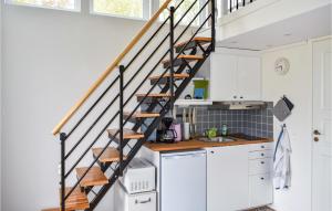 eine Küche mit einer Wendeltreppe in einem Haus in der Unterkunft Beautiful Home In Veberd With House A Panoramic View in Veberöd