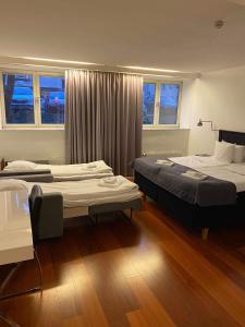 um quarto de hotel com duas camas e uma janela em Hotell Alfred Nobel em Karlskoga