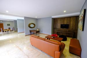 TV a/nebo společenská místnost v ubytování The Westlake Hotel & Resort Yogyakarta