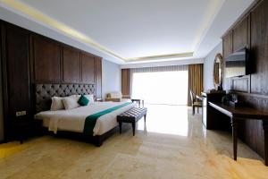 Postel nebo postele na pokoji v ubytování The Westlake Hotel & Resort Yogyakarta