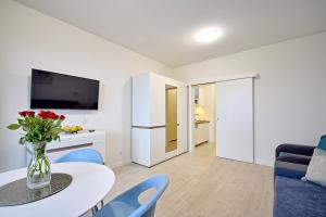 Televízia a/alebo spoločenská miestnosť v ubytovaní Apartamenty Onyx SeaView by Rent like home