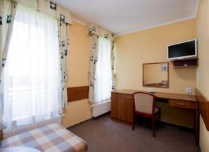 uma sala com um quarto com uma secretária e uma cama em Renerovka 93 em Dolní Malá Úpa