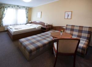 um quarto de hotel com duas camas e uma mesa e cadeira em Renerovka 93 em Dolní Malá Úpa