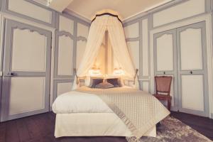 Säng eller sängar i ett rum på La Maison de la Liberté Suite Jeanne Barret