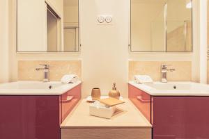 La salle de bains est pourvue de 2 lavabos et de 2 miroirs. dans l'établissement La Maison de la Liberté Suite Jeanne Barret, à Poitiers