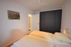 1 dormitorio con 2 camas y un cuadro en la pared en Ferienwohnung-Moin, en Hohwacht