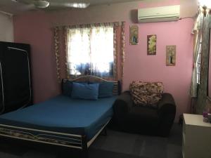 - une chambre avec un lit et une chaise dans l'établissement cozy and calm place to stay, à Kajang