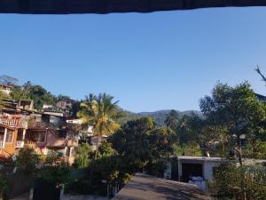 Blick auf eine Stadt mit Häusern und Bäumen in der Unterkunft Mount View Inn in Kandy
