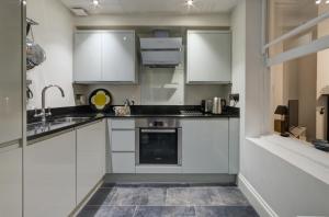 图克斯伯里The Old Stocking Factory, Tewkesbury的带白色橱柜和水槽的厨房 更多18张照片