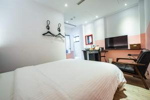 Giường trong phòng chung tại 澎湖 就這兒旅居