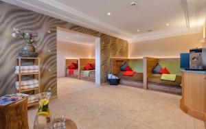 um quarto com 4 beliches e almofadas coloridas em Burgfellnerhof - Adults Only em Schladming