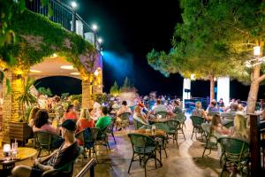 Une foule de personnes assises dans un restaurant en plein air dans l'établissement Utopia World, à Kargıcak