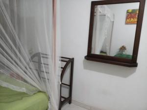 espejo y cama en una habitación en Khongaha Villa Holiday Home, en Mirissa 43 fotos más