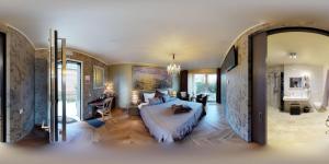 Un dormitorio con una cama grande en una habitación. en Art Of Dreams Deluxe 4 stars, en Laakdal