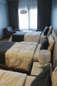 Giường trong phòng chung tại Aguada Hotel