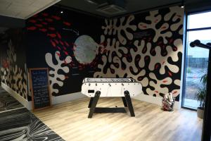 Stolní tenis v ubytování ibis Styles Le Treport Mers Les Bains nebo okolí
