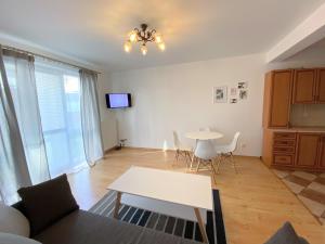ジェシュフにあるEasy Apartamentyのリビングルーム(白いテーブル、椅子付)