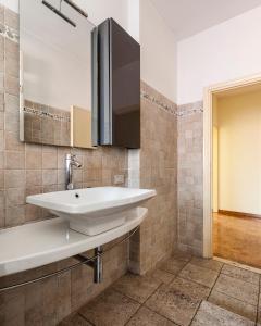 Kúpeľňa v ubytovaní Hostly - Light and Wood near the Tower - 100sqm, 6 pax, 2 Bedrooms, Town Center