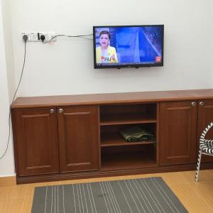 A television and/or entertainment centre at Maena Water Chalets