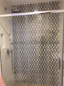 um chuveiro com uma porta de vidro na casa de banho em Julia em El Rompido