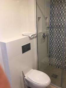 uma casa de banho com um WC e um chuveiro em Julia em El Rompido
