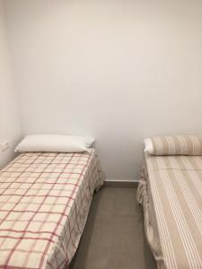 duas camas sentadas uma ao lado da outra num quarto em Julia em El Rompido