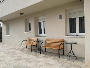 Rooms at Zajčeva 34的阳台或露台