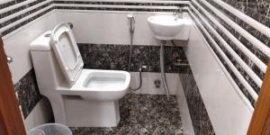 Vannituba majutusasutuses C N Comforts Hotel & Dormitory