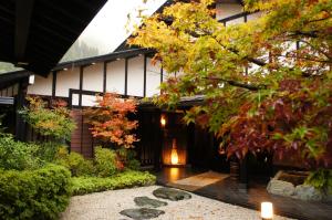 un edificio con un patio con rocas y árboles en Hidaji (Adult Only) en Takayama