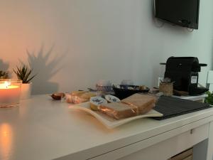 un tavolo con pane e una candela su un bancone di SUD 47 a Molfetta