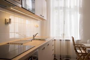 Kuchyň nebo kuchyňský kout v ubytování FAMILY Apartment OSTRAVA