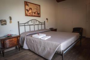 een slaapkamer met een bed met twee handdoeken erop bij Agriturismo Ceriano in Modigliana