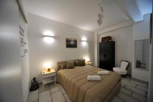 um quarto com uma cama com duas toalhas em Pietra Bianca Appartment em Bari
