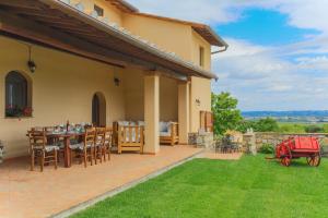 un patio con tavolo e sedie in un cortile di Casa di Dante a Vicopisano