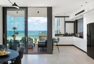 cocina y comedor con vistas al océano en High Standing at Hayarkon by HolyGuest, en Tel Aviv