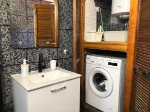 une salle de bains avec lave-linge et lavabo dans l'établissement Casa Cesar, à Puntagorda