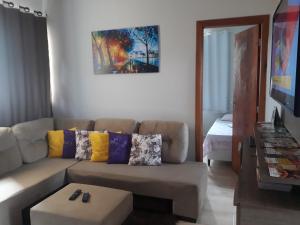 een woonkamer met een bank en een tafel bij Condominio dos Lagos Capitolio 01 in Capitólio