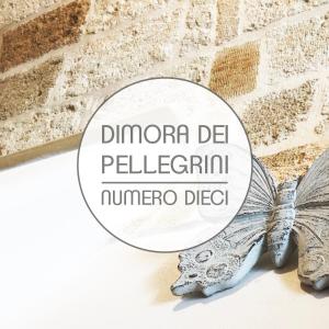uno specchio su un tavolo accanto a un muro di mattoni di Dimora dei Pellegrini a Polignano a Mare