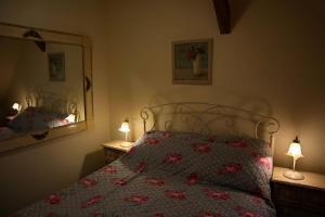 ズノイモにあるPension Grant Lux Znojmoのベッドルーム1室(ベッド1台、ランプ2つ、鏡付)