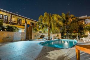 una piscina en medio de un patio con una casa en Pousada Santa Genoveva campeche, en Florianópolis