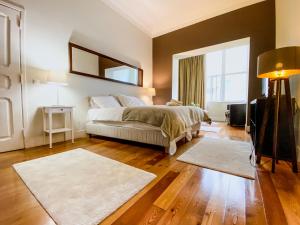sypialnia z łóżkiem i dużym oknem w obiekcie Guest House Bairro Azul w Lizbonie
