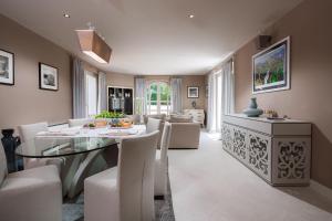 een eetkamer en woonkamer met een tafel en stoelen bij Villa Carlotta by HMZ Villas in Vabriga