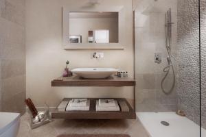 een badkamer met wastafel en douche bij Villa Carlotta by HMZ Villas in Vabriga +5 foto's