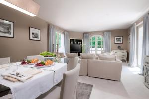een woonkamer met een witte tafel en stoelen bij Villa Carlotta by HMZ Villas in Vabriga
