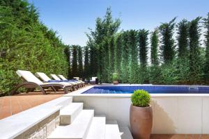 een terras met stoelen en een zwembad bij Villa Carlotta by HMZ Villas in Vabriga