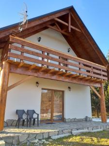 una casa con un gran techo de madera en Baza noclegi Bieszczady en Ustrzyki Dolne