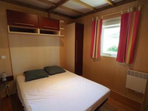 Łóżko lub łóżka w pokoju w obiekcie Camping Le Sorlut