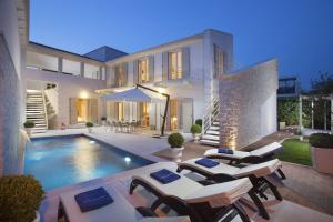 Willa z basenem i krzesłami w obiekcie Villa Frida by HMZ Villas w mieście Vabriga