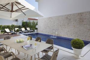 Bazén v ubytování Villa Frida by HMZ Villas nebo v jeho okolí